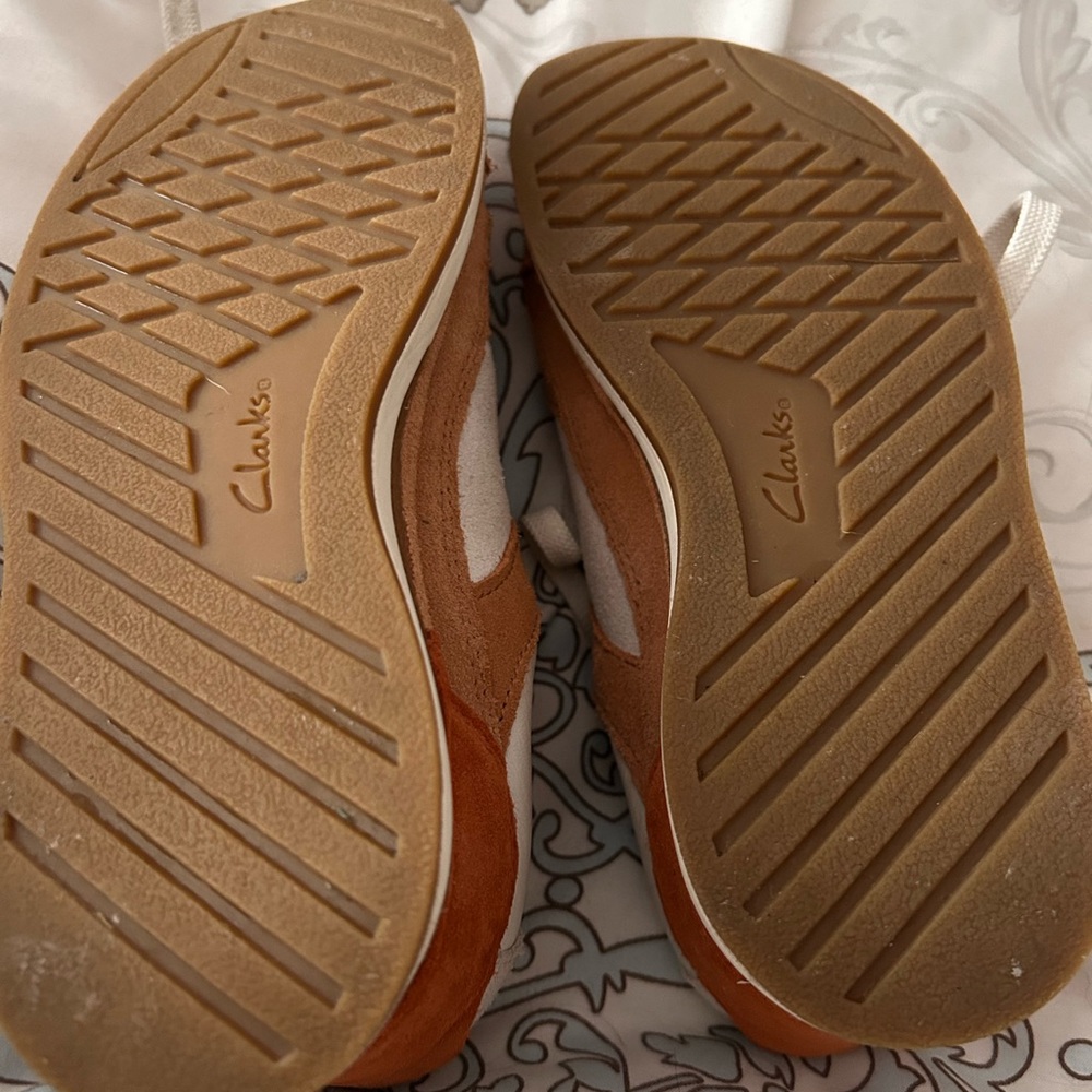 CLARK’S Orange and White Kids Sneakers EUC with Lace Up Ties and Suede Stripes - Picture 2 of 3